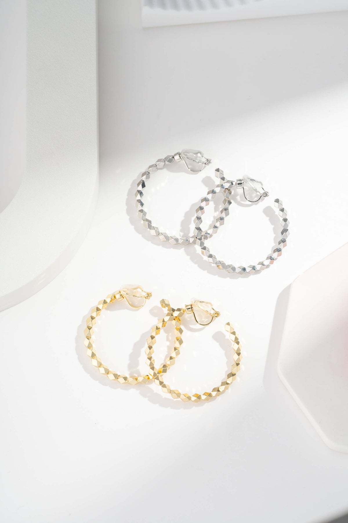 Moderne elegante facettierte Creolen mit rhodiniertem Metallclip