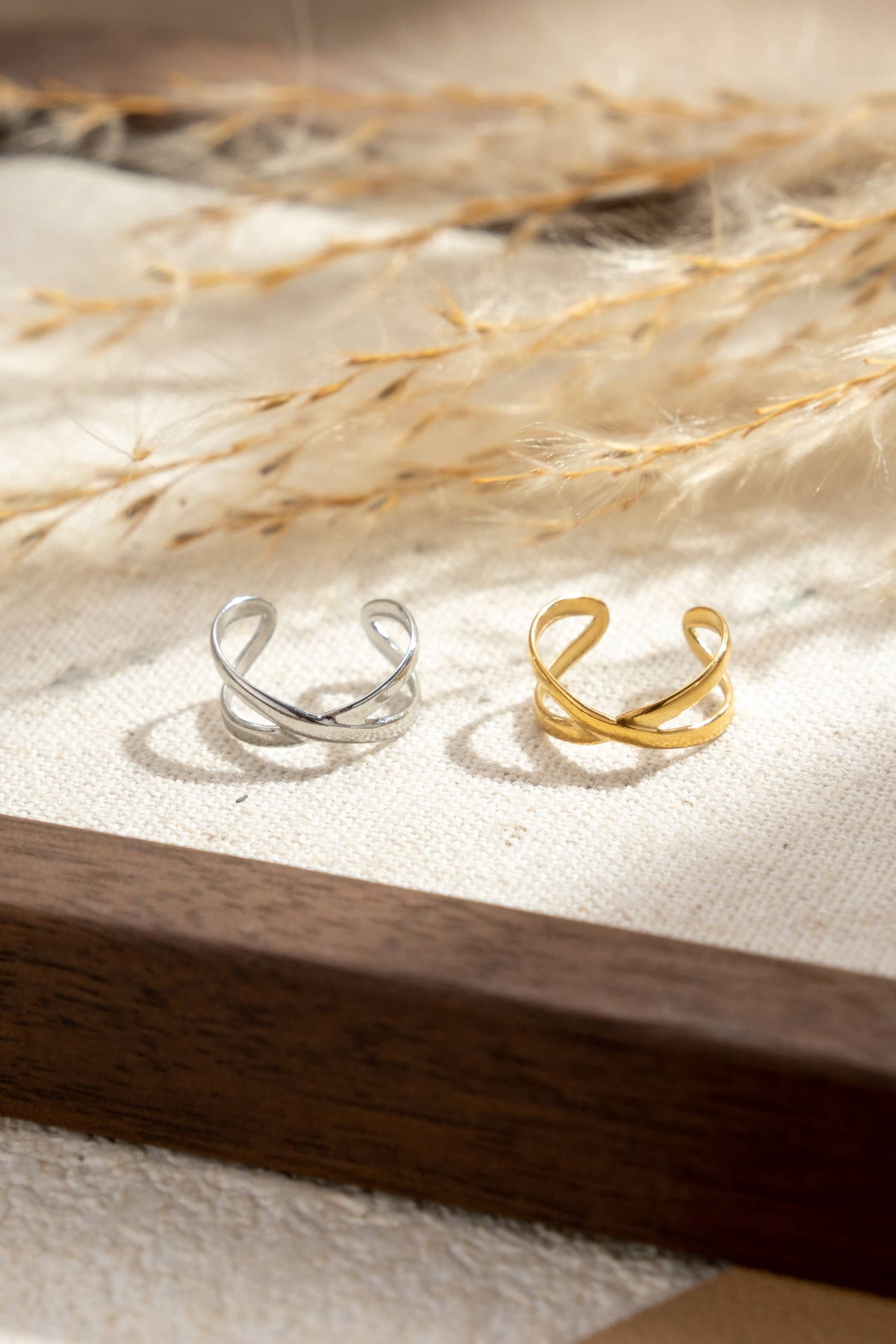 Gekreuzter Earcuff aus Edelstahl, vergoldet/versilbert, minimalistisch