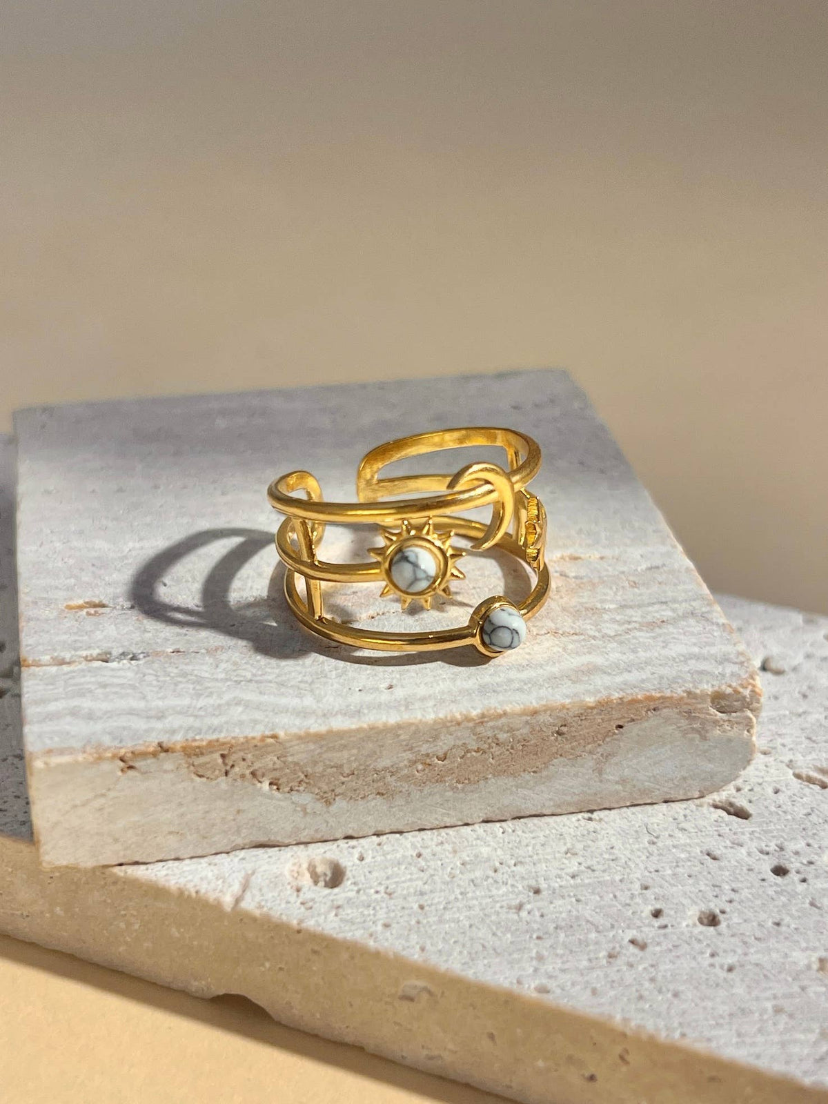 Verstellbarer Ring mit Mond, Stern und Sonne und Stein