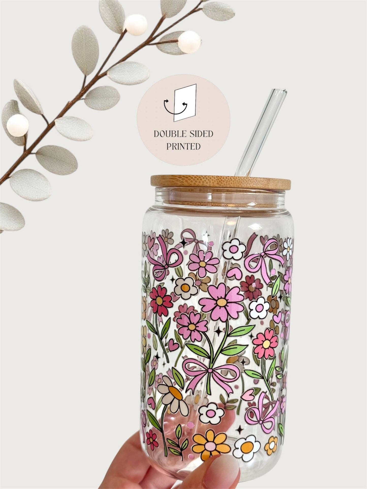 Glasbecher mit Blumenumriss, Bambusdeckel und Glasstrohhalm