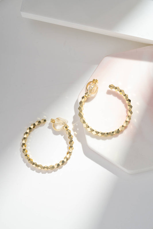 Moderne elegante facettierte Creolen mit rhodiniertem Metallclip