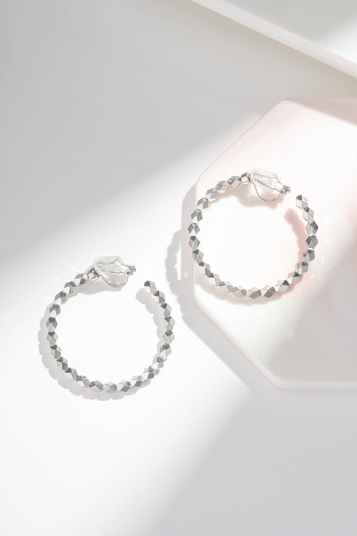 Moderne elegante facettierte Creolen mit rhodiniertem Metallclip