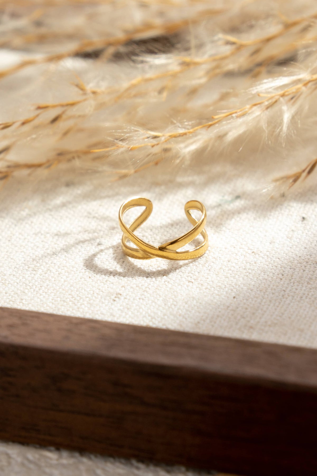 Gekreuzter Earcuff aus Edelstahl, vergoldet/versilbert, minimalistisch