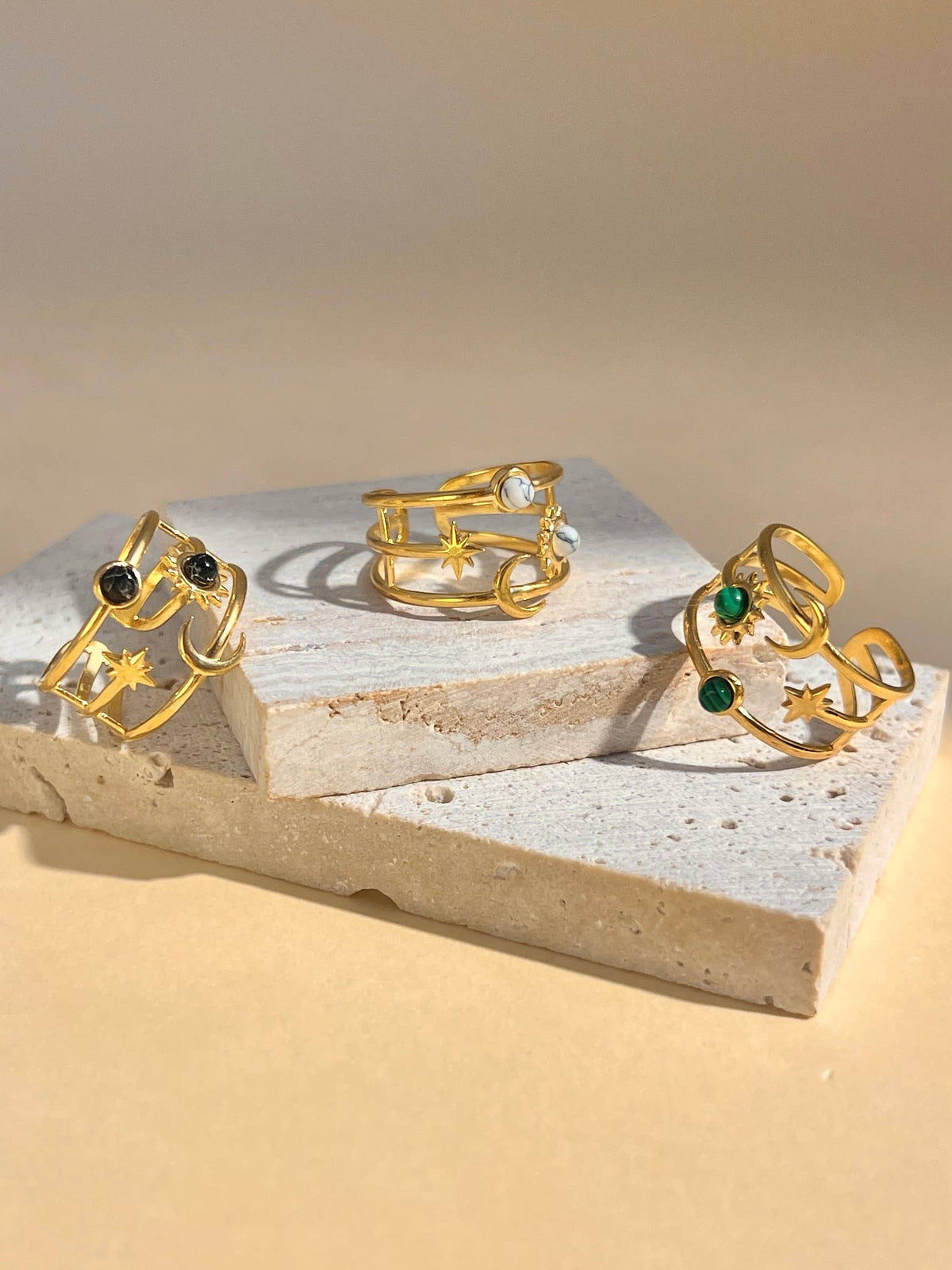Verstellbarer Ring mit Mond, Stern und Sonne und Stein