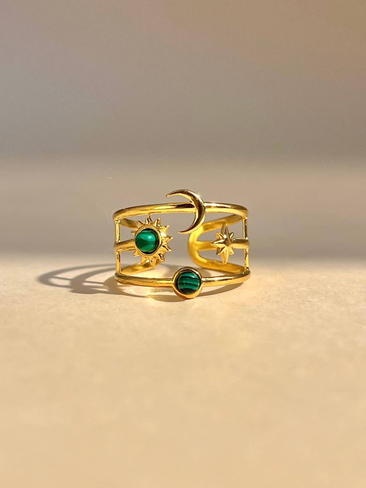 Verstellbarer Ring mit Mond, Stern und Sonne und Stein