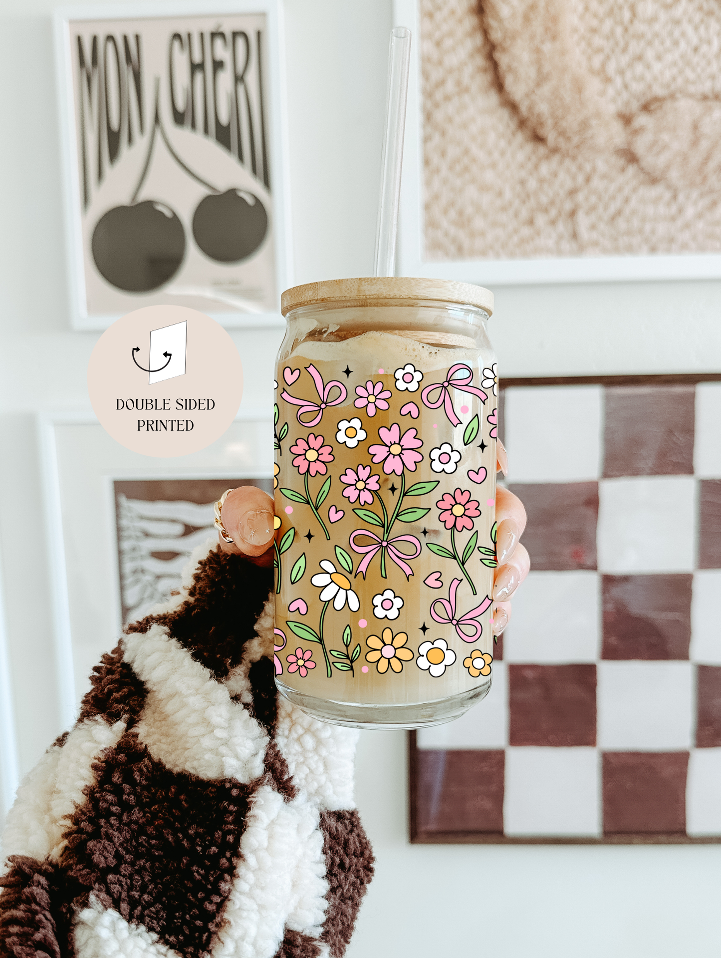 Glasbecher mit Blumenumriss, Bambusdeckel und Glasstrohhalm