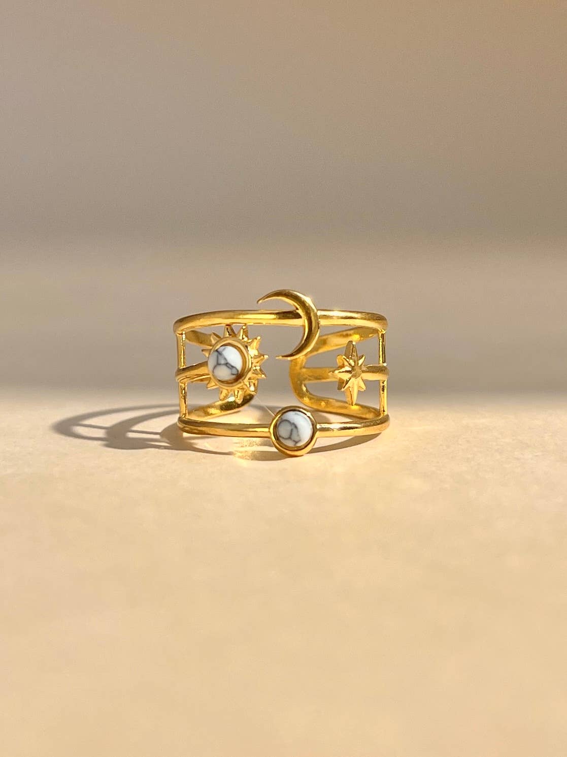 Verstellbarer Ring mit Mond, Stern und Sonne und Stein