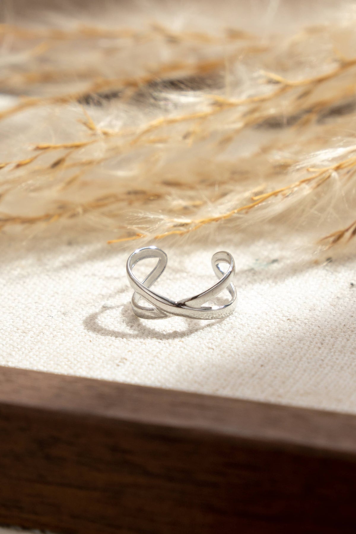 Gekreuzter Earcuff aus Edelstahl, vergoldet/versilbert, minimalistisch